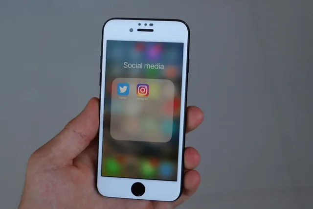 iphone, smartphone, social media, phone, mobile phone, icon, display, app, social networks, internet, social, facebook, twitter, instagram, twitter, twitter, twitter, twitter, twitter, instagram, instagram. Buffer vs Hootsuite vs Later UK: which scheduler wins?