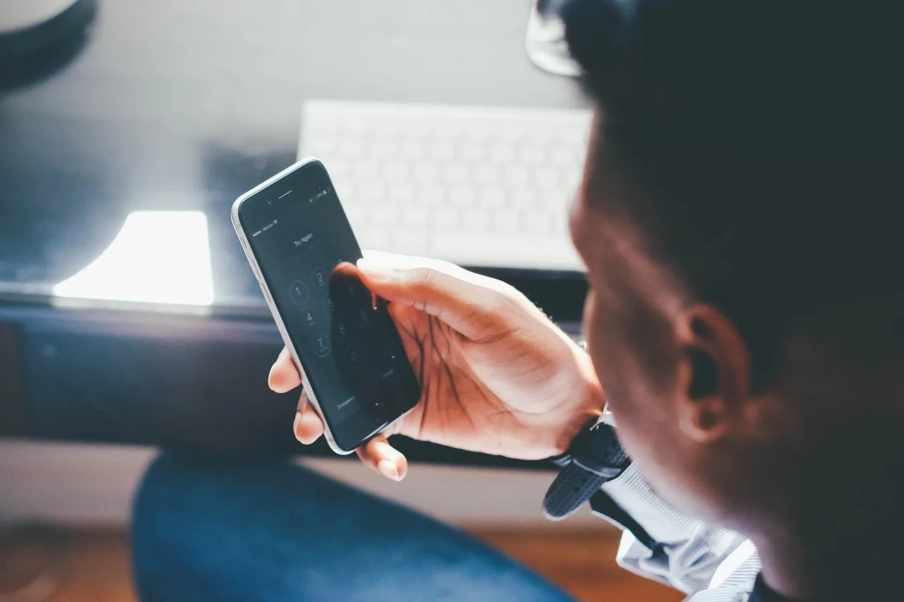 phone, technology, mobile, internet, touchscreen, wireless, gadget, pin, man, hand, communication, smartphone, screen, digital, connection, modern, online, display, telephone, social media, touch, phone, phone, mobile, internet, smartphone, online, online, social media, social media, social media, social media, social media