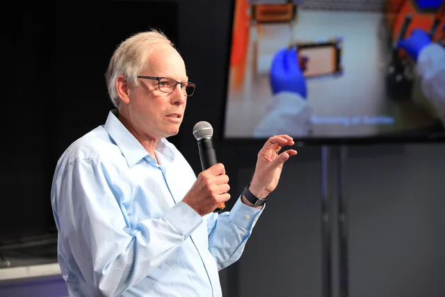 Bruce Hammer, Ph.D., professor at the University of Minnesota’s Center for Magnetic Resonance Research in Minneapolis, speaks to social media participants in NASA's Kennedy Space Center Press Site auditorium. The briefing focused on the OsteoOmics experiment as well as other science research and tec. Social media scheduling audience research: a protocol