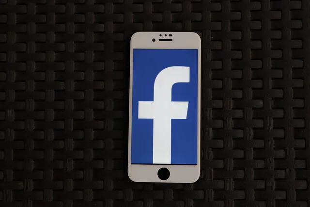 iphone, smartphone, social media, phone, mobile phone, icon, display, app, social networks, internet, social, facebook. Five social scheduling failure scenarios, from the wrong revision to a bad AI claim
